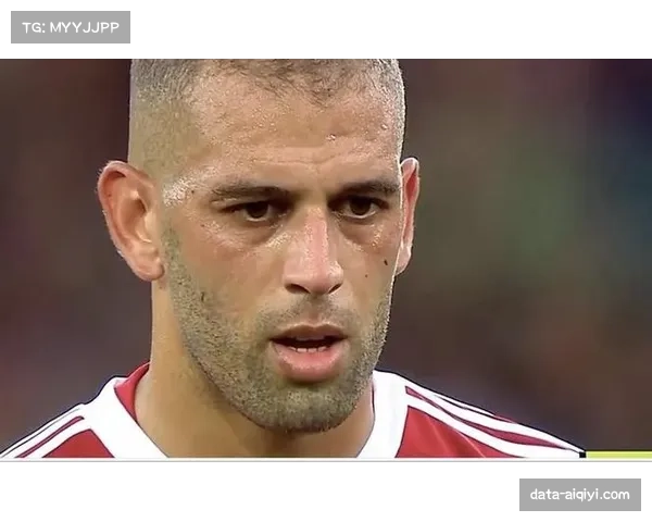 争议瞬间:VAR复核里昂队一次疑似在肋部区域发动进攻前的越位犯规 争议瞬间:VAR复核里昂队一次疑似在肋部区域发动进攻前的越位犯规